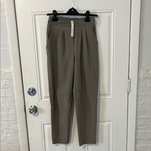 Women’s Classic Lululemon Tan Professional Pants